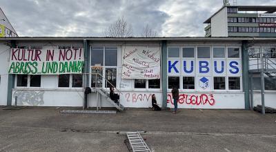 Die ersten Banner hängen! Danke an die Aktionsgruppe "Kubus macht weiter!"