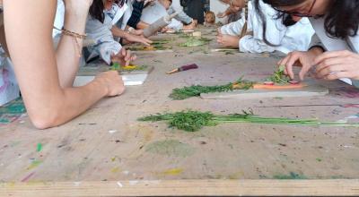 Gemüse wird in Ton gewalzt