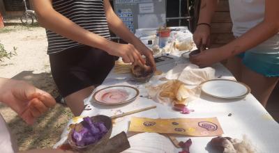 Es werden Pflanzenfarben hergestellt