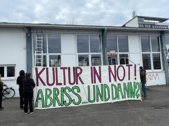 Danke liebe Werkhäusler*innen für eure Mithilfe beim Aufhängen